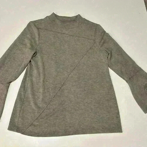 Weekends by Chico Bell Sleeve Knit Top Size 6 (Chico’s Size 0) - Picture 1 of 3